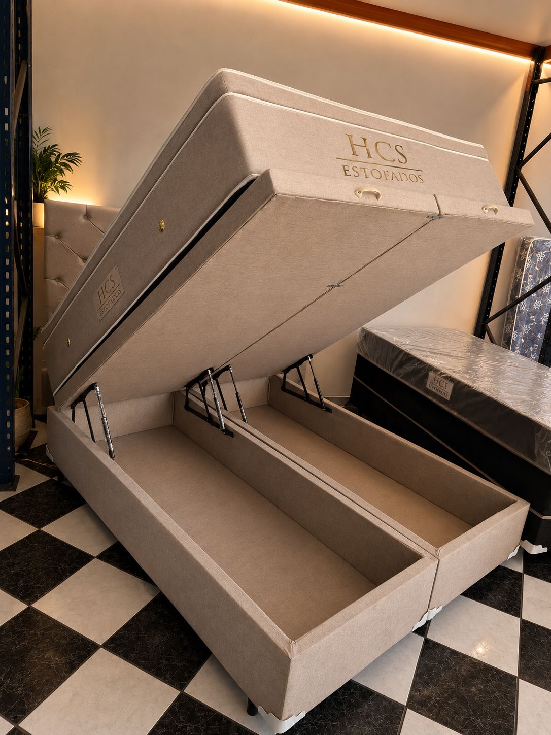 Sobe escadas estreitas